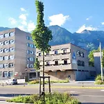 - Youth Vandrerhjem *