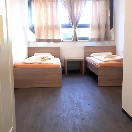 - Youth Vandrerhjem *